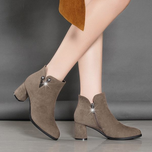 Moderne ženske čizme od eko brušene kože sa metalnim elementom