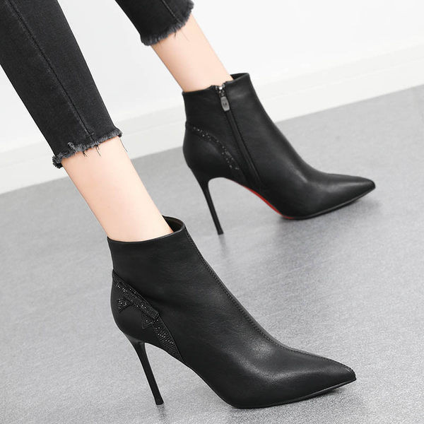 Moderne čizme na špic s patentnim zatvaračem u bež i crnoj boji