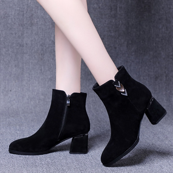 Moderne ženske čizme od eko brušene kože na četvrtastu petu