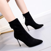 Κομψές μπότες από eco suede με φερμουάρ και ψηλό λεπτό τακούνι