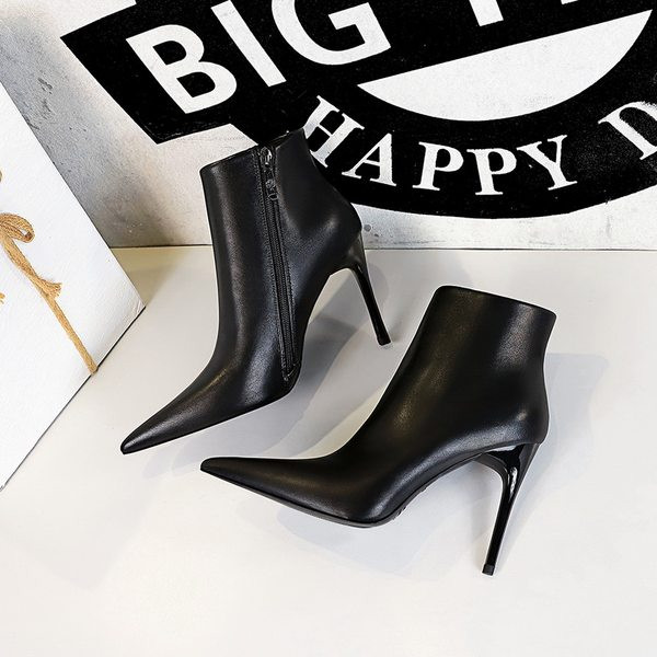 Ženske čizme na špic od eko kože sa patentnim zatvaračem