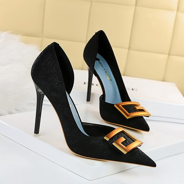 Elegantne ženske cipele od eko brušene kože s kopčom na špic model