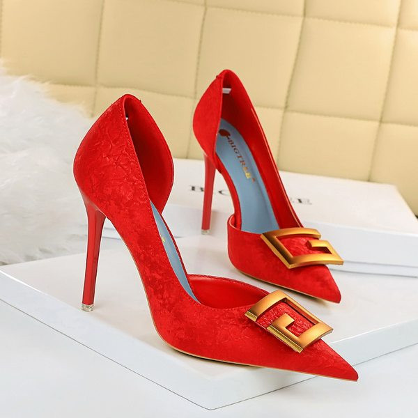 Elegantne ženske cipele od eko brušene kože s kopčom na špic model