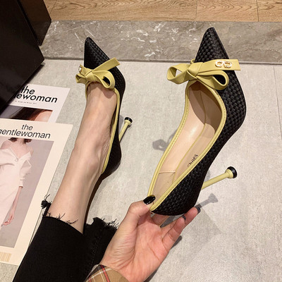 Ženske cipele s trakom i tankom petom