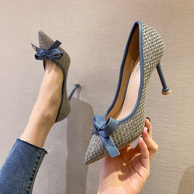 Ženske cipele s trakom i tankom petom