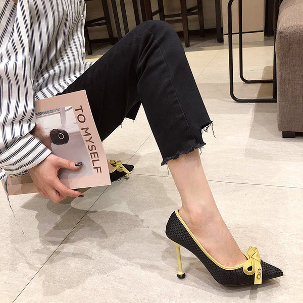 Ženske cipele s trakom i tankom petom