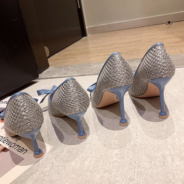 Ženske cipele s trakom i tankom petom