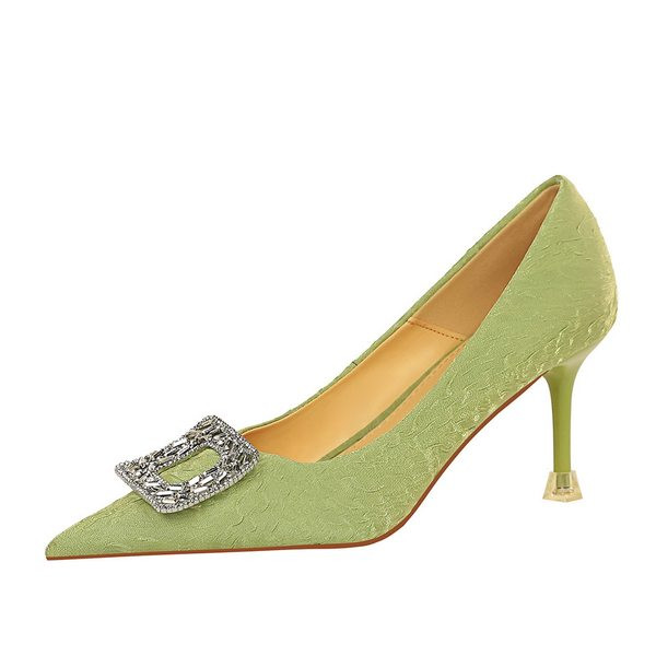 Elegantne tekstilne cipele sa sjajnim efektom i metalnim ukrasom