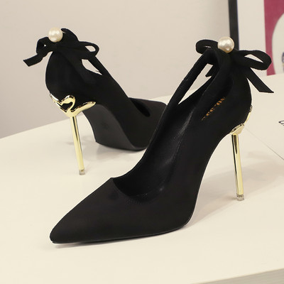 Elegantne ženske cipele na špic s ukrasnim biserom