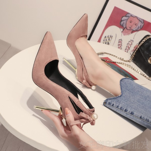 Elegantne ženske cipele na špic s ukrasnim biserom