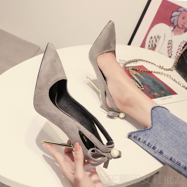 Elegantne ženske cipele na špic s ukrasnim biserom