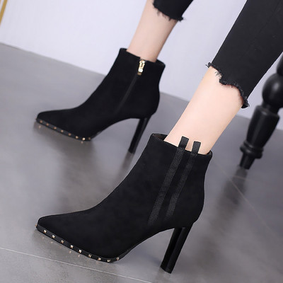 Moderne ženske čizme od eko brušene kože s visokom petom i metalnim zakovicama