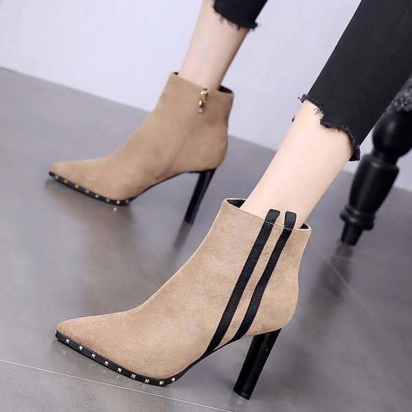 Moderne ženske čizme od eko brušene kože s visokom petom i metalnim zakovicama