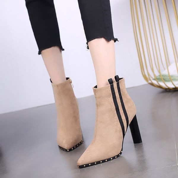 Moderne ženske čizme od eko brušene kože s visokom petom i metalnim zakovicama