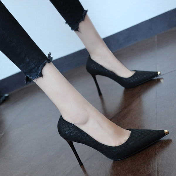 Ženski model cipela na visoku petu s metalnim elementom