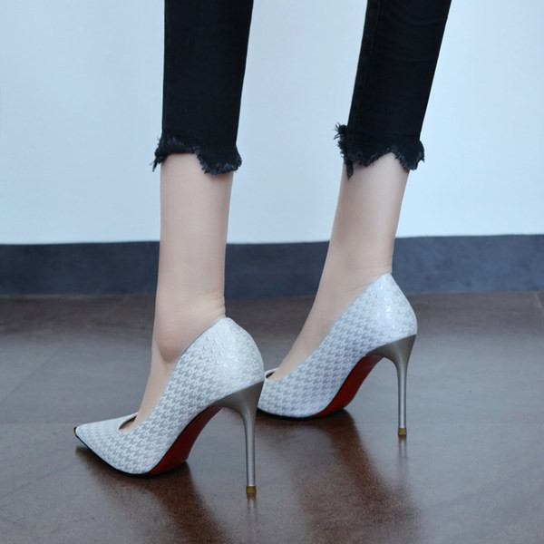 Ženski model cipela na visoku petu s metalnim elementom
