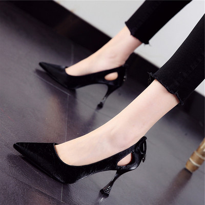 Ženske cipele na špic s trakom i tankom petom