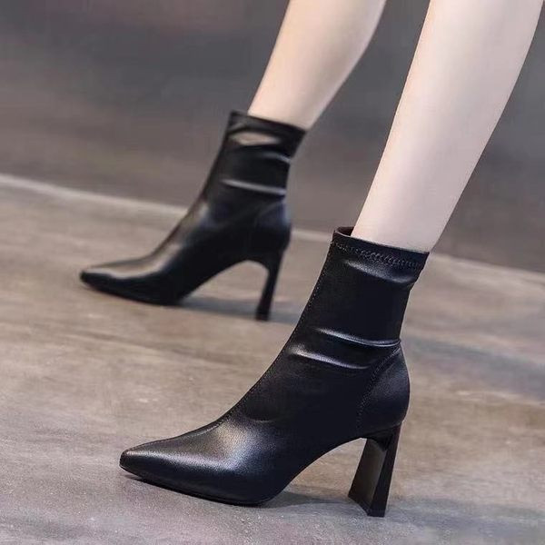 Kožne ženske čizme s debelom petom