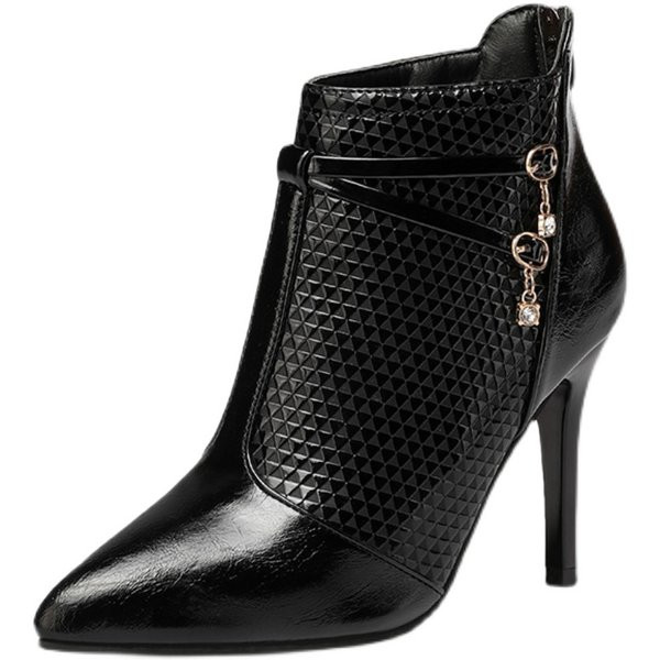 Ženske čizme na špic izrađene od eko kože sa metalnim kopčama