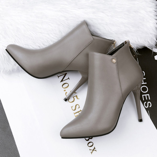 Ženske kožne čizme sa patentnim zatvaračem i metalnim elementom