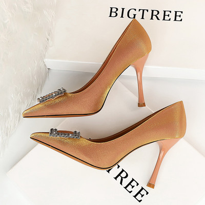 Elegantne ženske cipele na špic s kopčom i petom od 9,5 cm