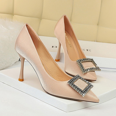 Elegantne ženske cipele na špic s kopčom i petom od 9,5 cm