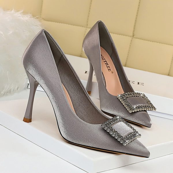 Elegantne ženske cipele na špic s kopčom i petom od 9,5 cm