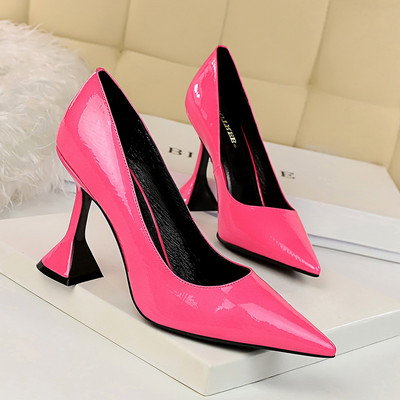 Ženske lakirane cipele na špic s nestandardnom petom