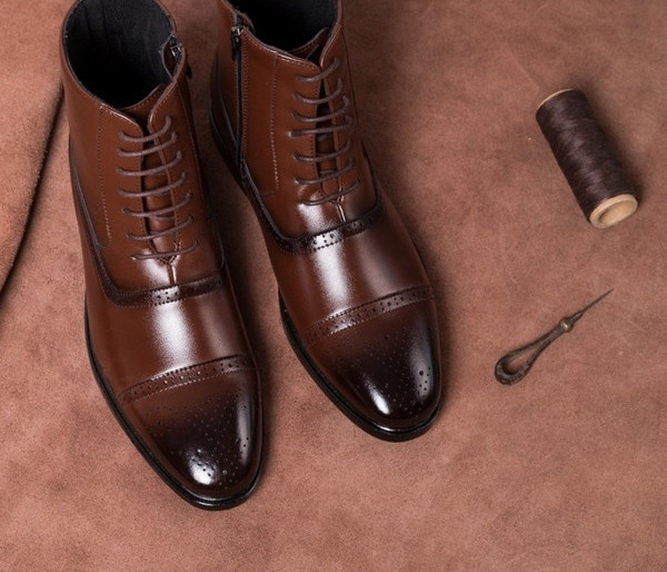 Muške čizme s ravnim potplatom, kopčanjem na patentni zatvarač i vezicama