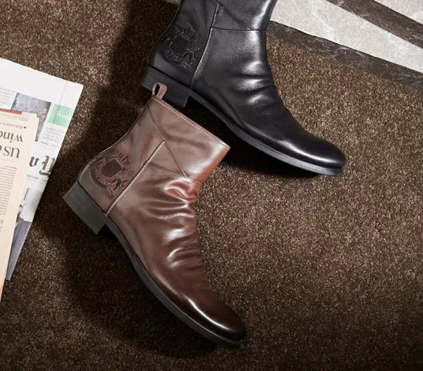 Meeste ümmargused tikandiga kunstnahast saapad