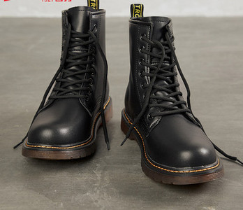 Ανδρικές μαύρες μπότες με κορδόνια