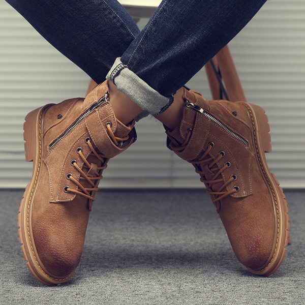 Μοντέρνα ανδρικά μποτάκια από eco σουέτ με φερμουάρ και αγκράφα