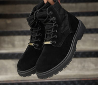 Ανδρικές μπότες από eco suede με μεταλλικό στοιχείο