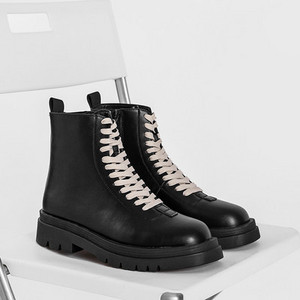 Ανδρικές μπότες σε ασπρόμαυρα κορδόνια - δύο μοντέλα