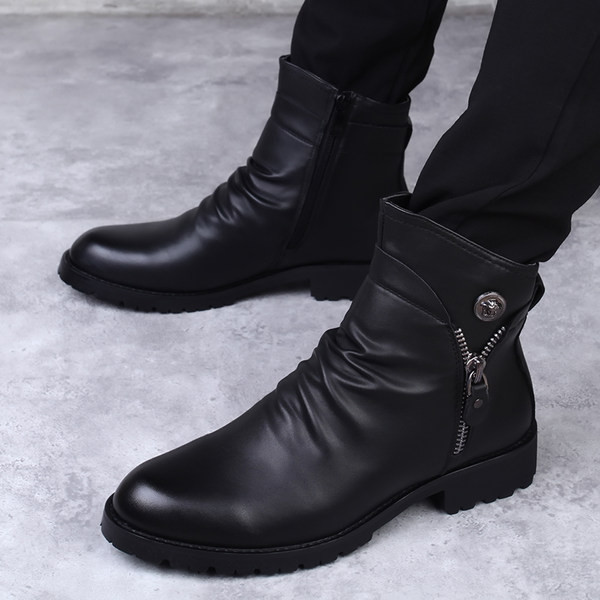 Μοντέρνες ανδρικές μπότες με φερμουάρ και μεταλλική διακόσμηση