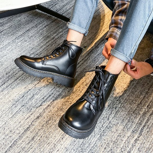 Ανδρικές μπότες δύο μοντέλα με τραχιά σόλα και κορδόνια