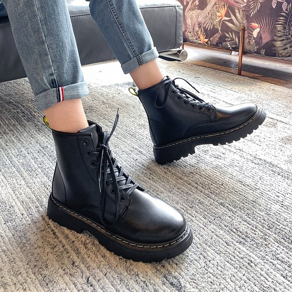 Ανδρικές μπότες δύο μοντέλα με τραχιά σόλα και κορδόνια