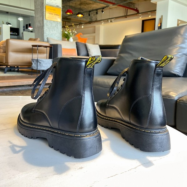 Ανδρικές μπότες δύο μοντέλα με τραχιά σόλα και κορδόνια