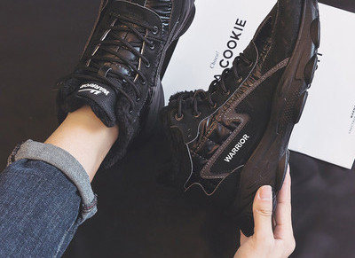 Ανδρικά χειμερινά sneakers με επίπεδη σόλα και ζεστή φόδρα