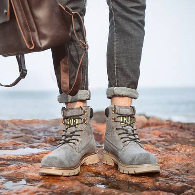 Ανδρικές μπότες από οικολογικό δέρμα με τραχιά σόλα και επιγραφή