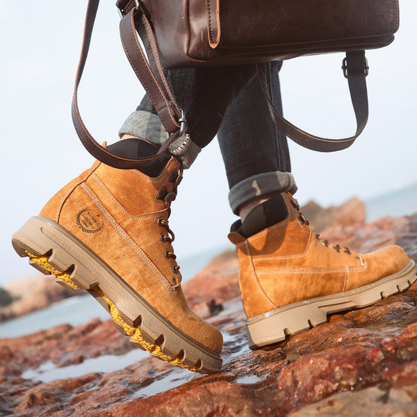 Ανδρικές μπότες από οικολογικό δέρμα με τραχιά σόλα και επιγραφή