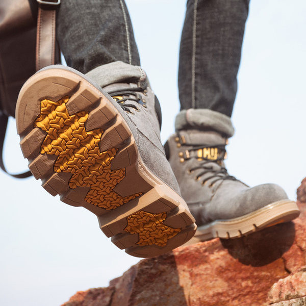 Ανδρικές μπότες από οικολογικό δέρμα με τραχιά σόλα και επιγραφή