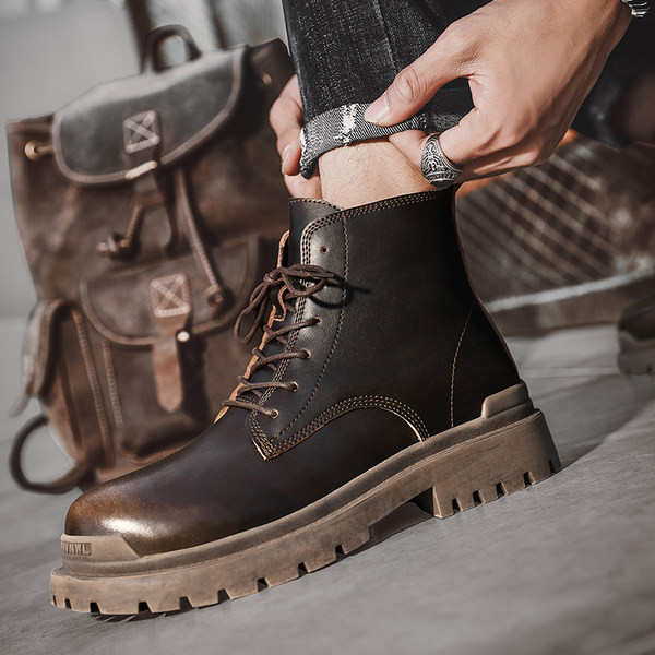 Ανδρικές μπότες από έκο  δέρμα με τραχιά σόλα και κορδόνια