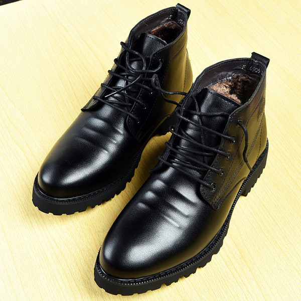 Zaobljene muške cipele s grubim potplatom i vezicama