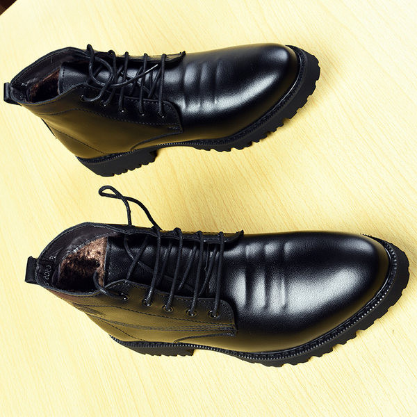 Zaobljene muške cipele s grubim potplatom i vezicama