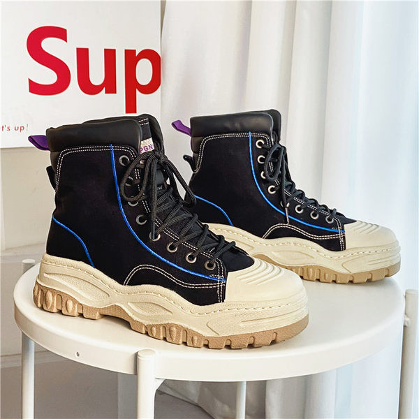 Ανδρικά μποτάκια με τραχιά σόλα και κορδόνια κατάλληλα για καθημερινή χρήση