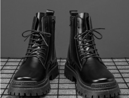 Ανδρικά δερμάτινα μποτάκια με χρωματιστή σόλα σε δύο μοντέλα