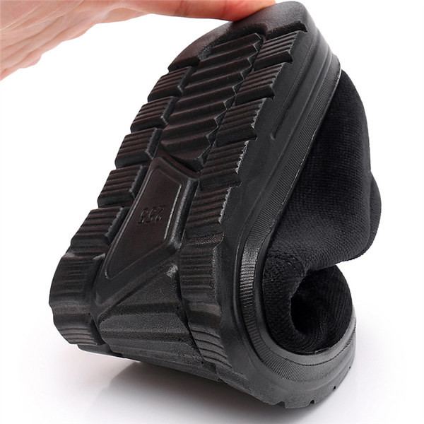 Ανδρικά χειμωνιάτικα παπούτσια με χοντρή φόδρα και κεντητή επιγραφή