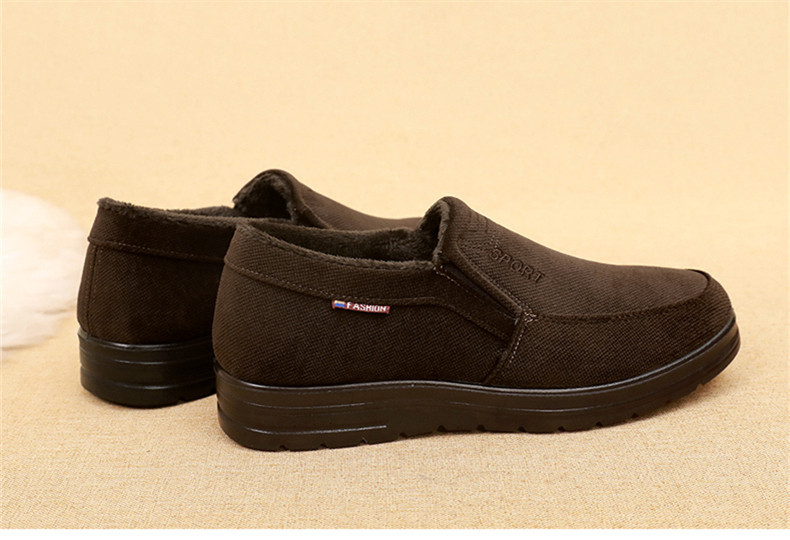 Ανδρικά χειμωνιάτικα παπούτσια με χοντρή φόδρα και κεντητή επιγραφή