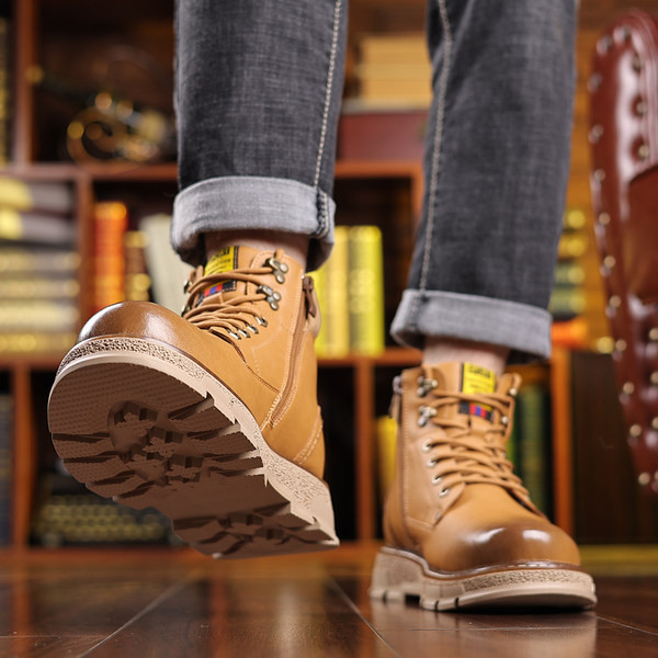 Ανδρικά χειμερινά παπούτσια με τραχιά σόλα και επιγραφή